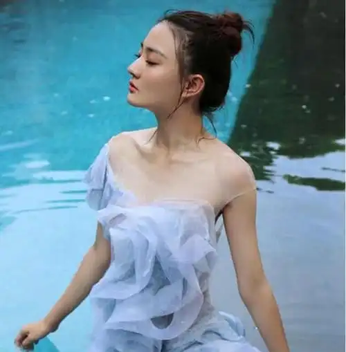 徐璐泳池写真穿上这套泳衣的她让人目不转睛