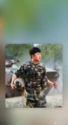 张杰 张杰帅气军装,非常英姿飒爽有木有,军装是最漂亮的颜色～[米奇