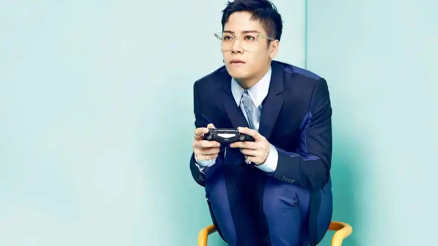 当红小鲜肉王嘉尔壁纸_爱国的小鲜肉王嘉尔