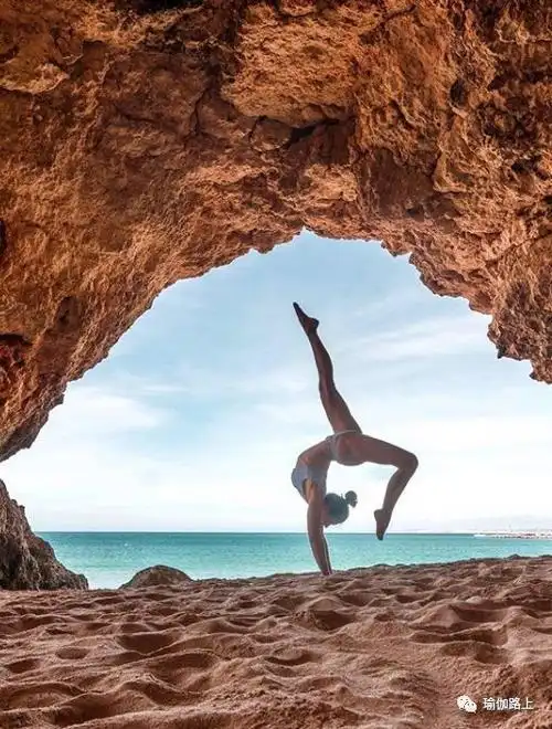 单手的倒立加上镜中倒影,凹造型必收藏!