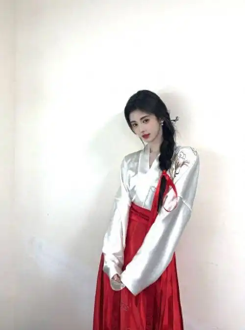 鞠婧祎不愧为时髦精汉服穿搭穿搭出个人风格展现古典韵味