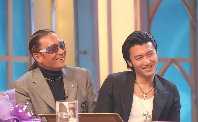 谢贤1979年跟狄波拉结婚,生下谢霆锋谢婷婷姐弟俩,1995年又分手,分手