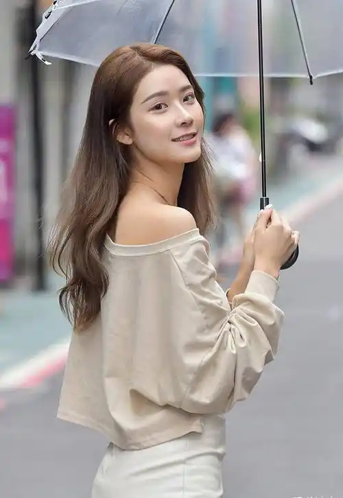 笑容甜美的台姑娘,清新靓丽的夏日穿搭,展现出青春阳光的魅力