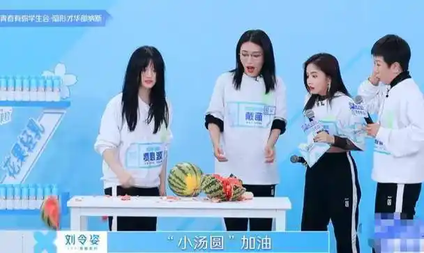 费沁源手劈西瓜吓坏众人,看到喻言的反应,是我眼花了吧?