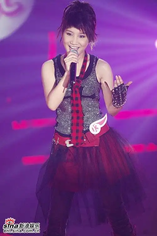 影音娱乐 音乐 2006超级女声专题 正文艾梦萌pk战演唱《红舞鞋》