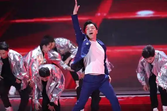 除了唱歌,黄渤还喜欢跳舞也是众所周知的事情,每当有人想要碰他写的歌