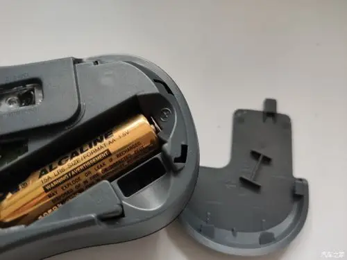 为了让使用者更好的安装电池,还温馨的在侧面儿进行了正负极的标志.