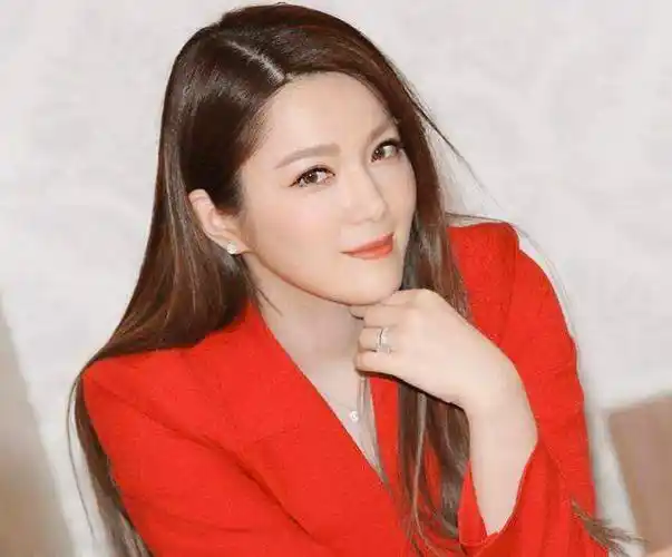 前tvb女星苟芸慧瘦身成功,晒靓照锁骨抢镜,曾与郭富城传绯闻