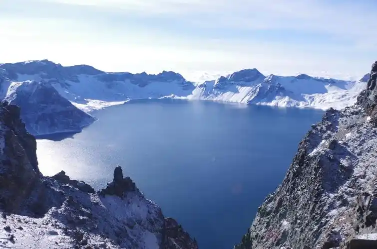 首先最明显的特征就是冬天长白山人超级少,所以不用担心排队买票的