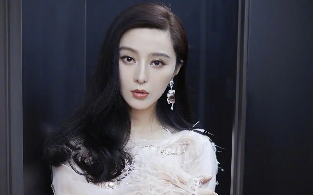 范冰冰羽毛裙优雅写真桌面壁纸