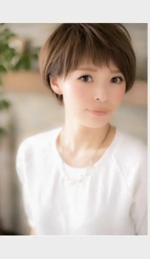 头发少,后脑勺扁的女生弄个啥发型好呢?