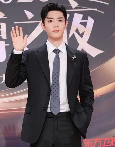 肖战走红毯大背头黑西装帅出新高度可一个小动作又让网友忍不住笑了