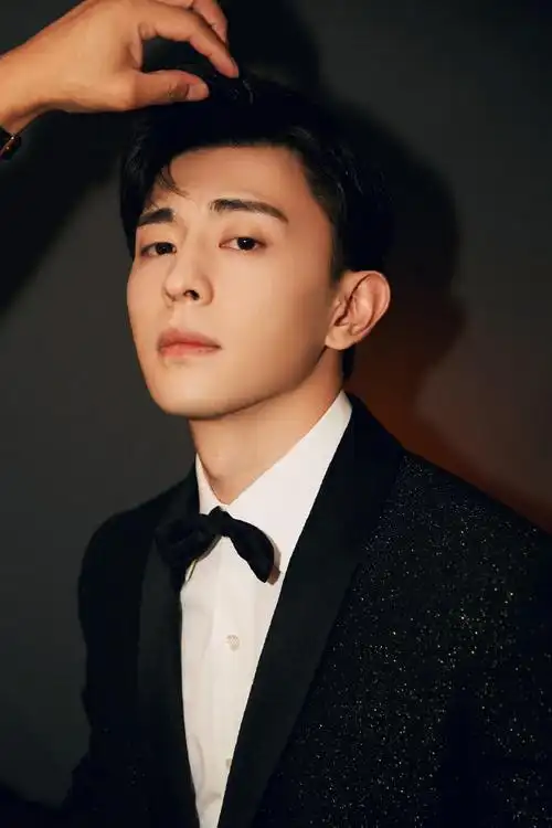 邓伦回家度假顺便参加gq盛典