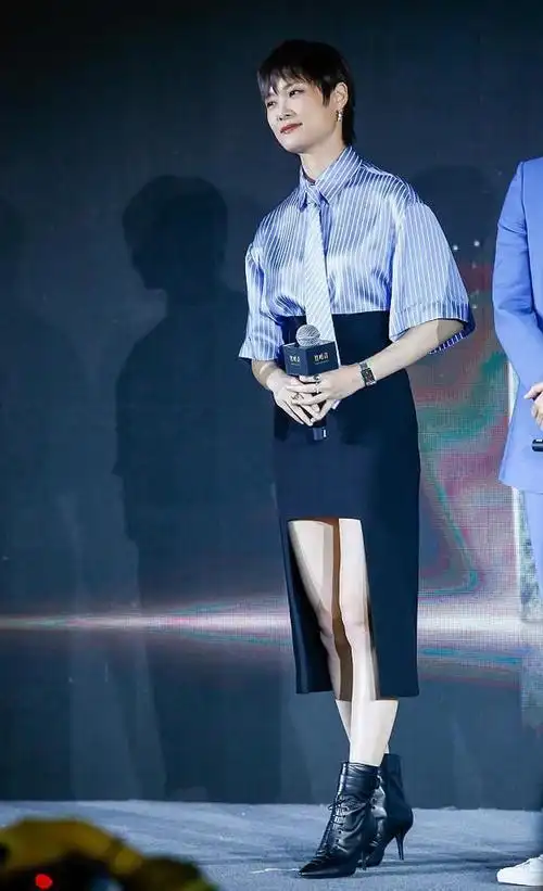 李宇春的选择充满女人味的李宇春还挺美的,踩上高跟鞋穿上短裙,别有一