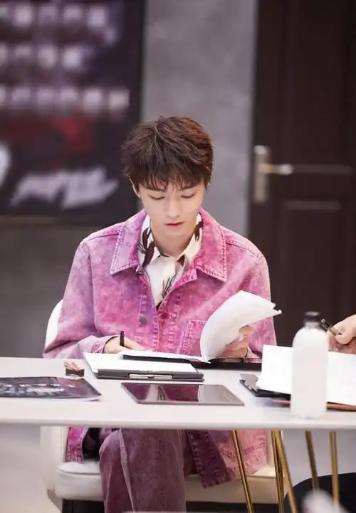 王俊凯这身打扮好帅气一身粉色外套搭配蓬松头发时尚又阳光