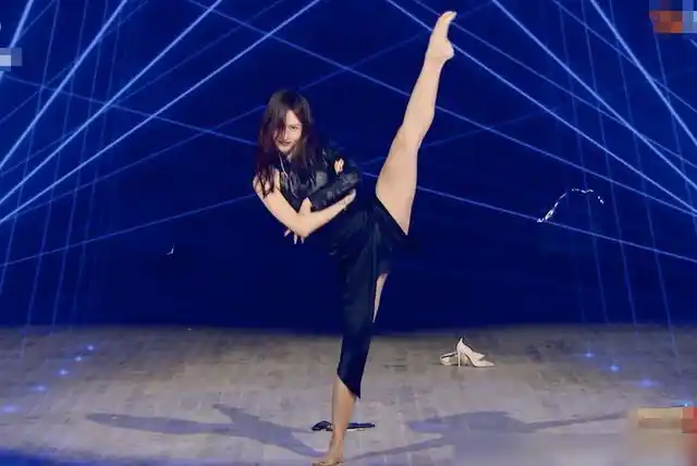 金晨舞台上光脚热舞黄晓明看得舔嘴唇不怕baby吃醋吗