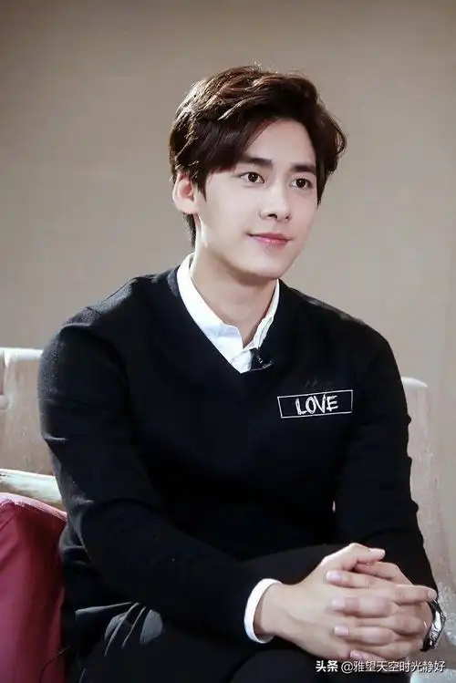 李易峰的笑容是公认的好看.