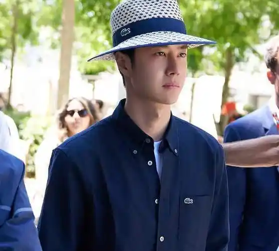 王一博最新露面依旧戴帽子,后脑疑似出现斑秃,国外看比赛散心