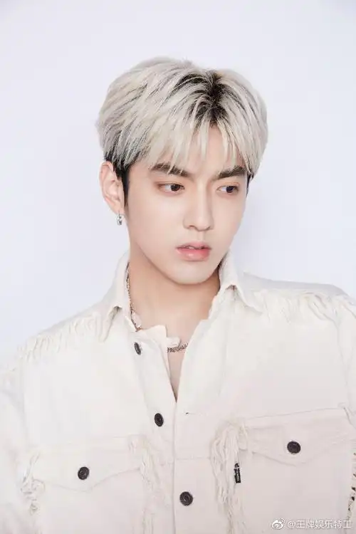 照片中吴亦凡身着07白色衬衫款式的外套,外套设计很独特,衣服兜兜上