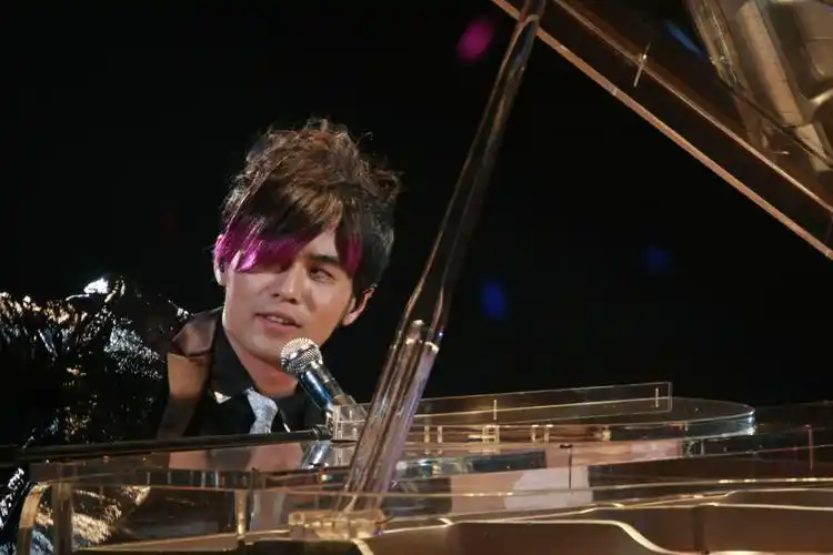 周杰伦经典造型紫毛伦