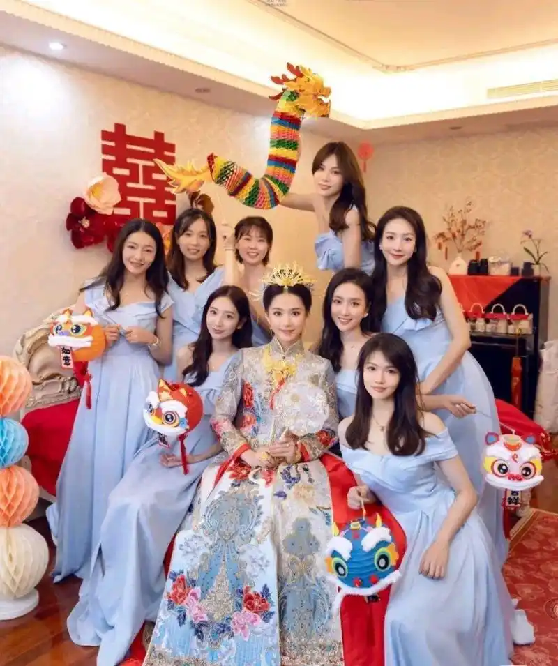 看看女方的高质量美女伴娘团,有谁和我一起参加男方伴郎团的[疑问]