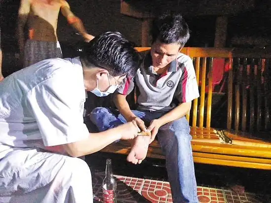 佛山中山医院医生为流浪哥阿丰擦药酒