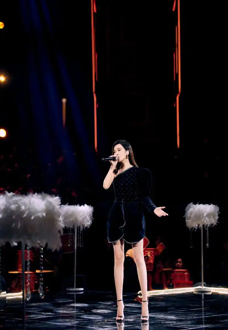 37岁的郁可唯衣品很不错穿黑色连衣裙配黑色高跟鞋时尚又减龄