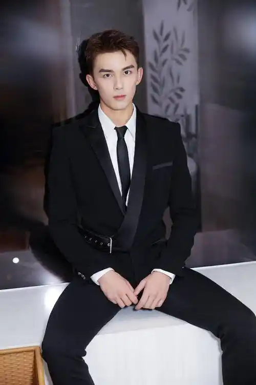 男星的西装照,哪个荷尔蒙爆棚?_男人_宋亚轩_姐姐