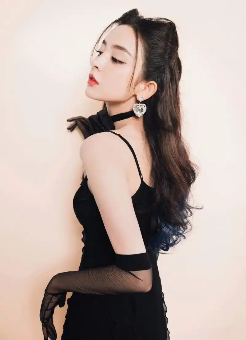 古力娜扎,黑丝手套吊带裙,魅力十足