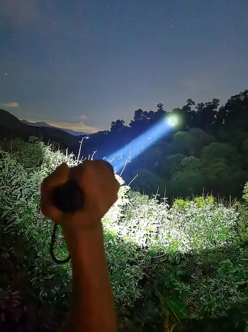 厂家直销c8白激光强光手电筒led充电远射高亮防水防身多功能手电