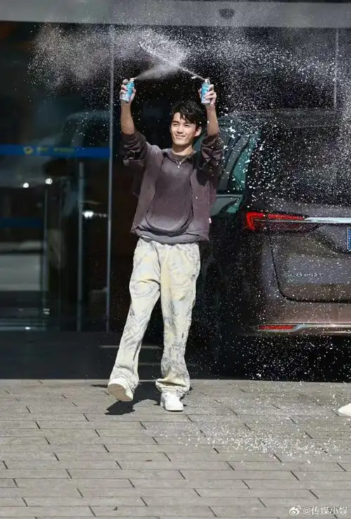 吴磊自己下雪自己扫#吴磊来你好星期六宣传《在暴雪时分》,一下车就