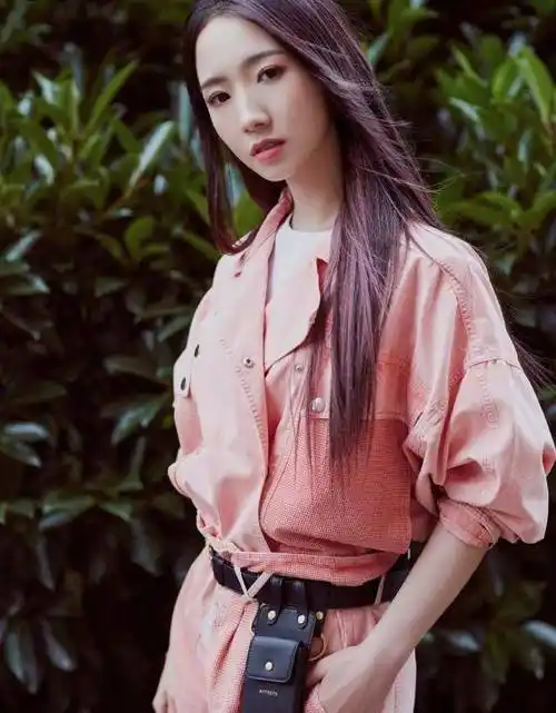 孟美岐粉红套装穿出帅气感,硬糖女孩无疑,嘴巴微凸有点奇怪_感觉_白色