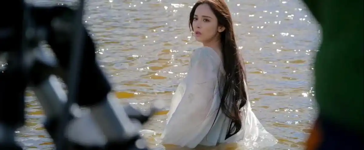 古天乐演吕布上雪山,娜扎穿薄纱看着都冷,真三国无双拍摄太拼了