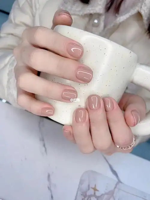 是秋天的颜色奶茶色指甲油