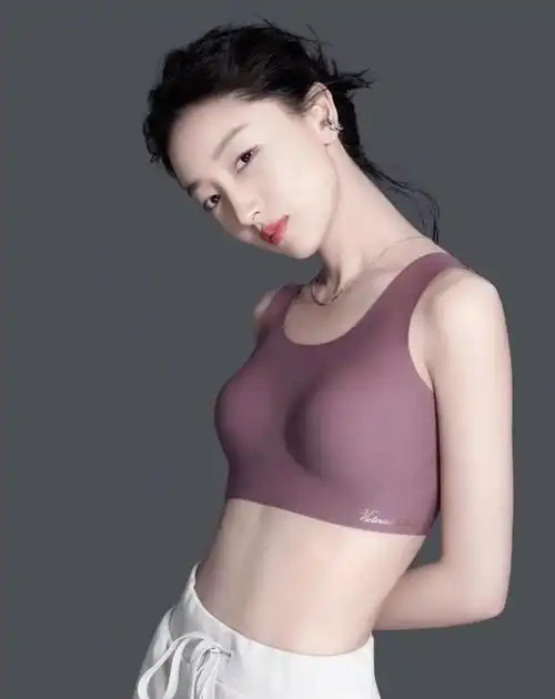李沁:古典与现代的完美融合李沁以其古典美人的形象,在内衣代言中演绎