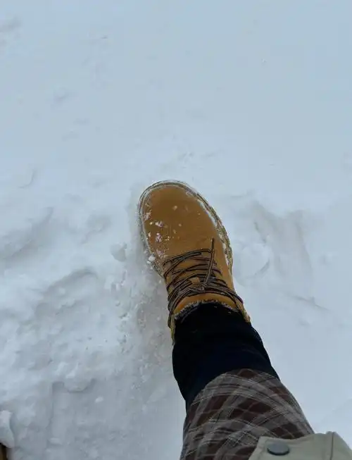 所以,我选择了按照雪地摩托的路线步行,结果发现脚一点都不湿,这让我