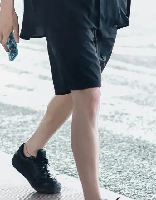 魏大勋脚踝系红绳##魏大勋脚腕上的红绳