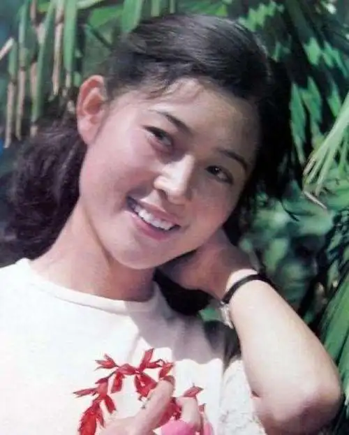 倪萍年轻时照片曝光,貌美超乎想像,轻松胜当红小花!