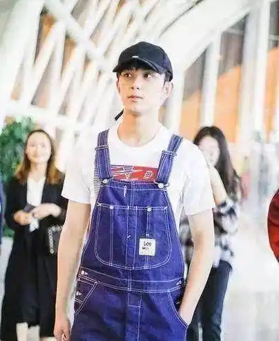 比如人气很高,才艺最优的蔡徐坤就被许多人说像权志龙,或许是他自然的