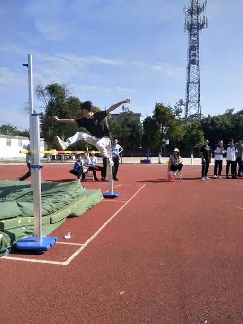 运动会抓拍学生跳高精彩瞬间