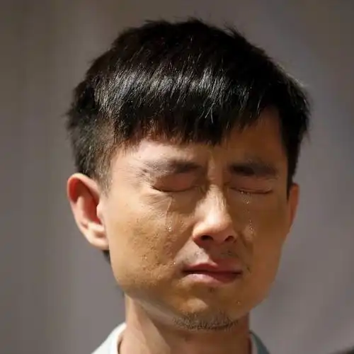 qq头像男生流泪头像男生悲伤的头像