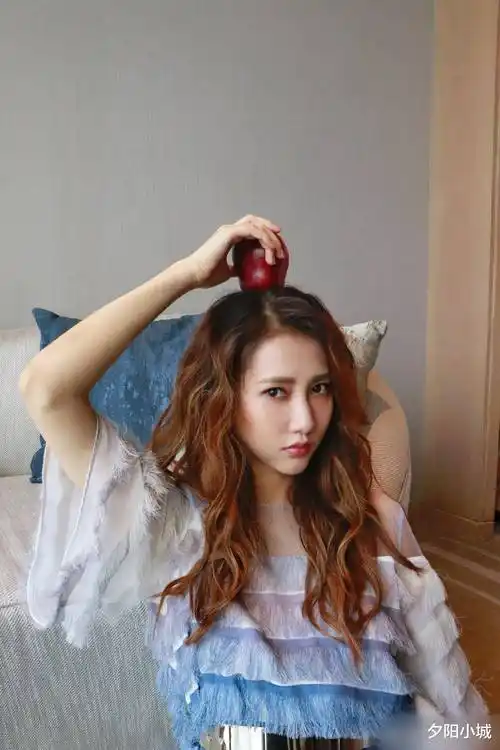 这是一首合唱歌曲,其中女声演唱的"不得不爱"的旋律相信一定是可以