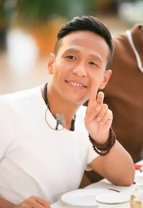 回顾宋小宝成名后抛弃原配二婚娶小5岁女粉丝今一家四口乐开怀