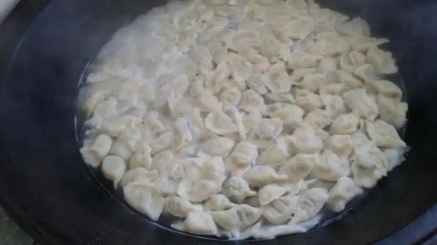 大锅煮饺子