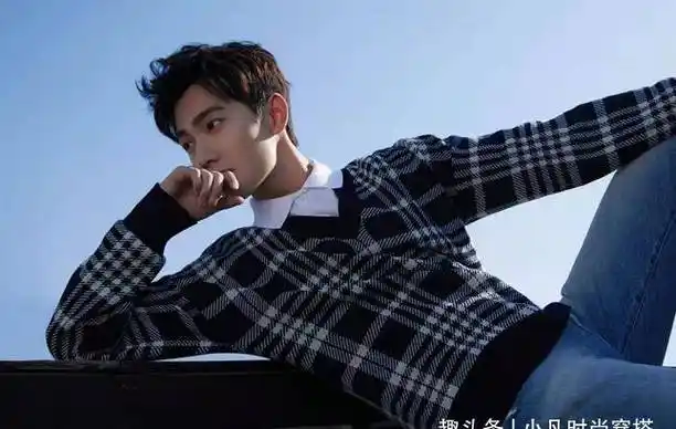 杨洋蓝白格学院风太帅了!最新"壁纸"新鲜出炉:分分钟路转粉!