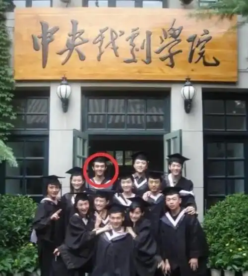 王凯1982年在武汉出生,爸爸妈妈都在新华书店工作.