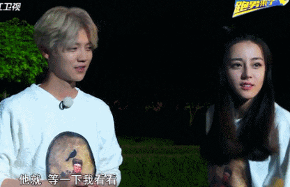 鹿晗热巴假戏真做,两人甜蜜细节被扒,关晓彤哭晕在厕所.