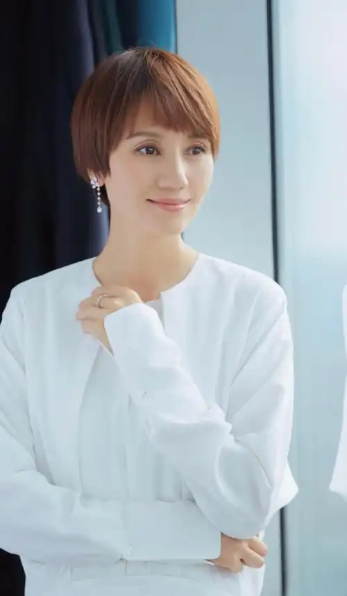 看了袁泉的长发照终于明白为什么上了年纪的女人都喜欢留短发