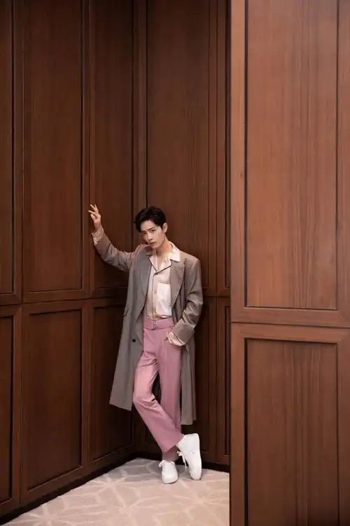 原创肖战超a眼神杀红色制服衬托完美身形迷人侧颜令人心动