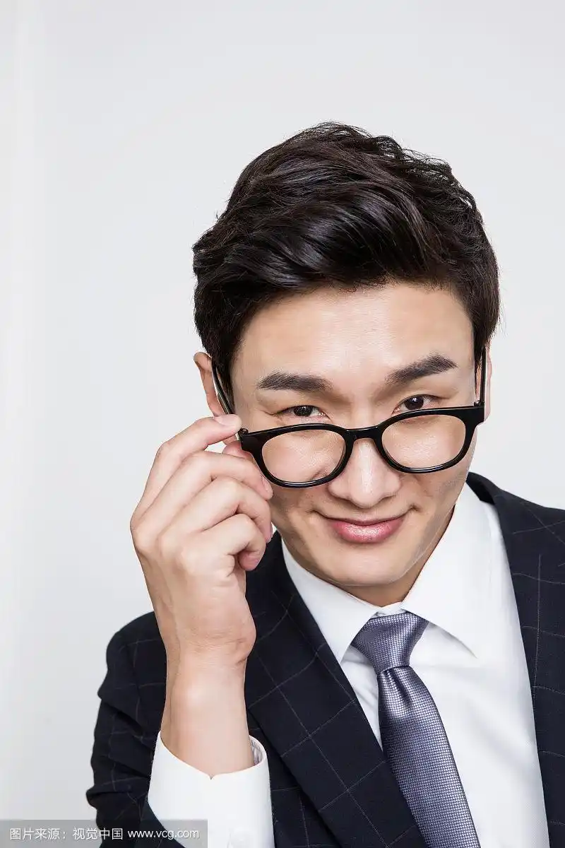 穿着西装和戴眼镜的男人的面部表情摄影